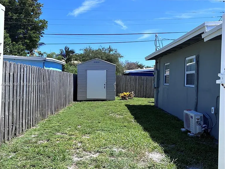 810 NE 3rd Ave — Photo 15