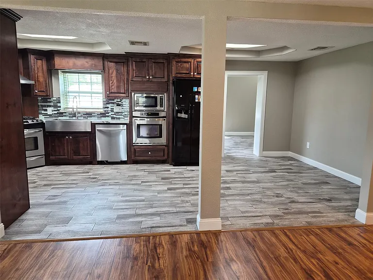 209 Florence St — Photo 6