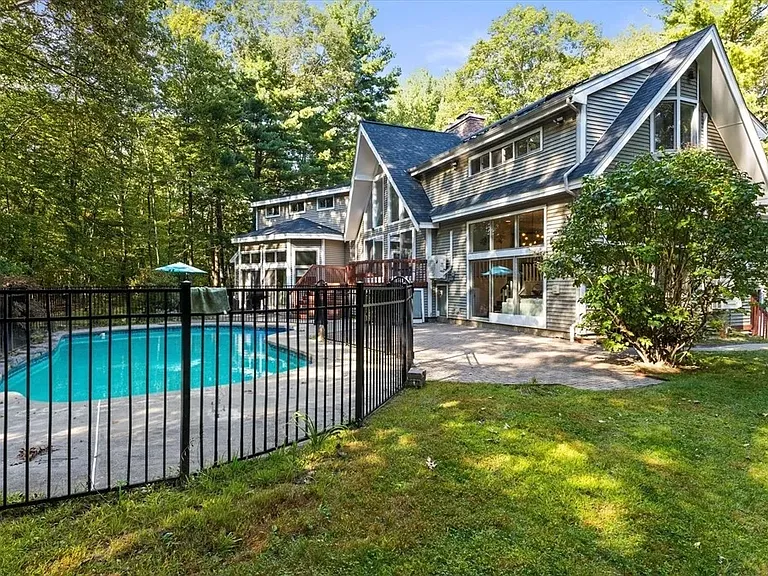 10 Cold Harbor Dr — Photo 2