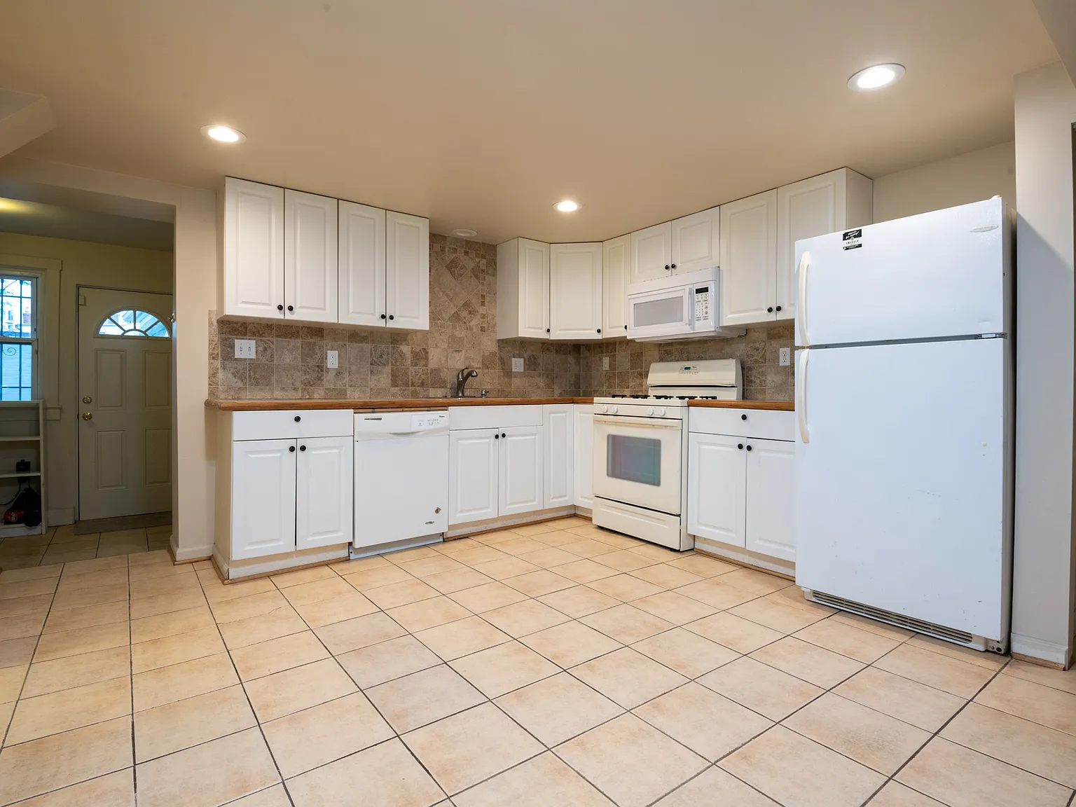 4 bed, 2100 sqft, $3,750 — Photo 3