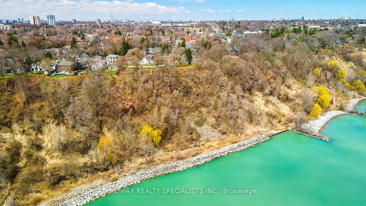 Photo 2 of 32 - 35 Birchcliff Ave #50 - Toronto, ON Building Photo - 35 Birchcliff Ave #50