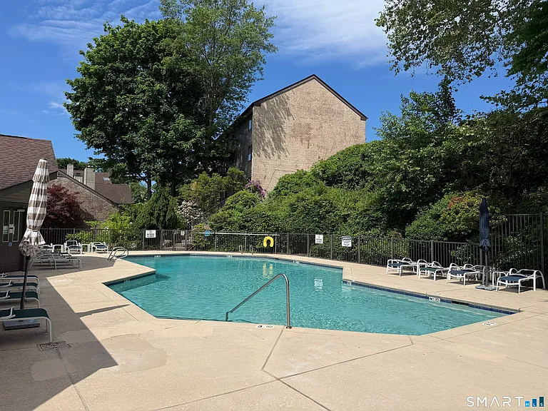 2289 Bedford St #D13 — Photo 35