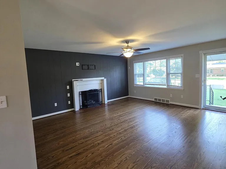 4605 Fox Run Rd — Photo 2