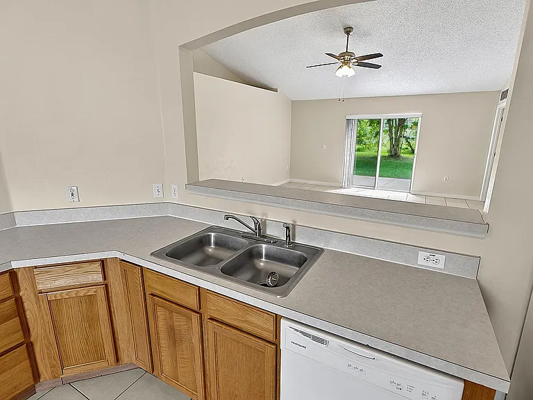 75 London Dr — Photo 10