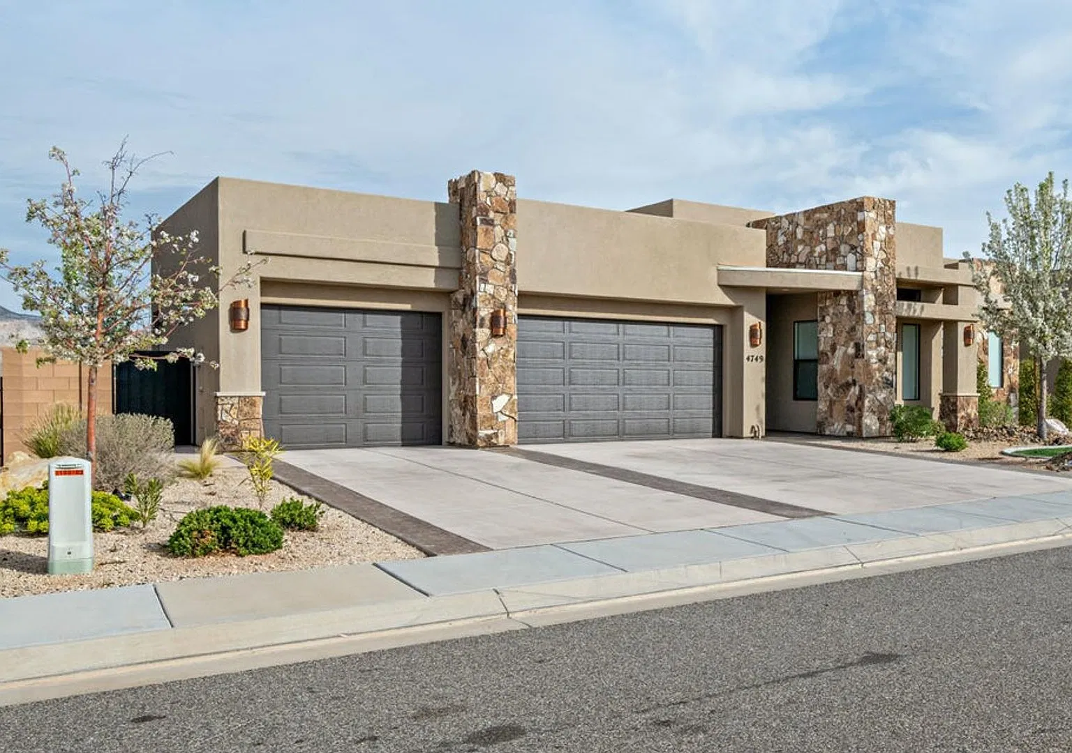 Beautiful Ledges Home — Photo 2