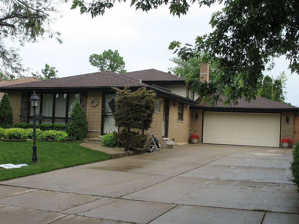 1st image of 9013 W 92nd Pl