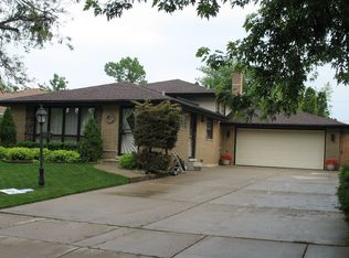 9013 W 92nd Pl, Hickory Hills, IL