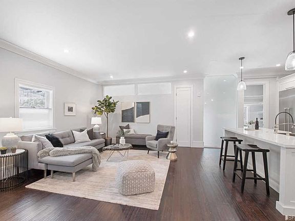 3rd image of 594 Lombard St