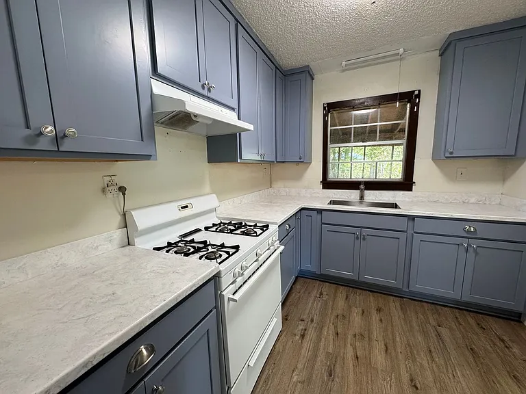 403 Helvenston St SE — Photo 3