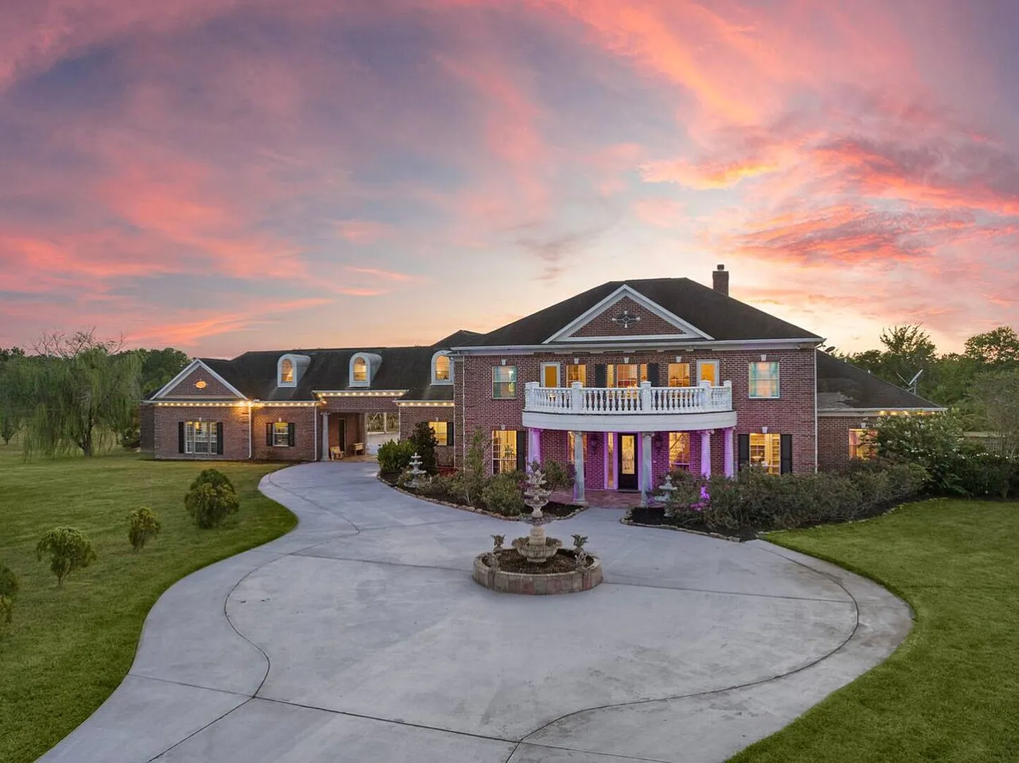 Private Mansion Retreat Basketball Court and More — Photo 2