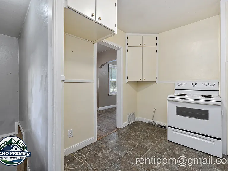 211 Walnut St — Photo 8