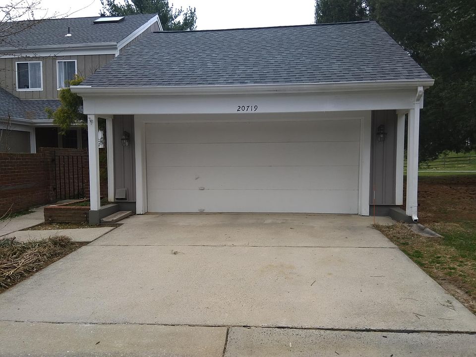 Entrance/Garage