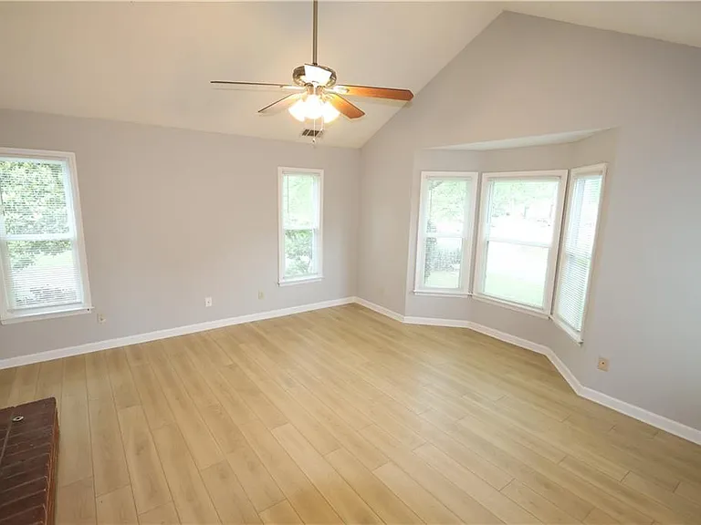 1092 Mountain Springs Dr NW — Photo 2