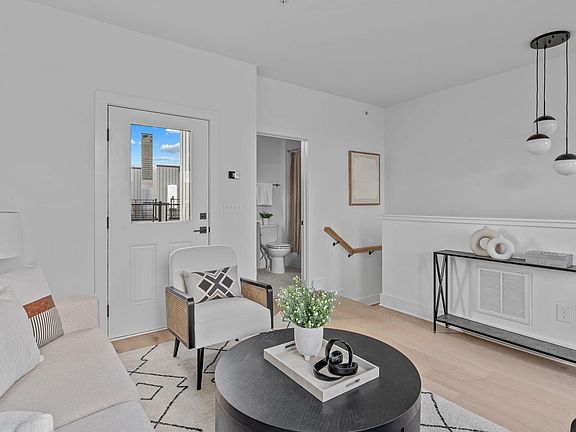 2nd image of 1007 Hundley Pl