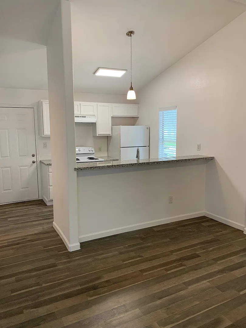 Spacious And Clean 3 Br House - Looking For The Right People To Call Home! — Photo 3