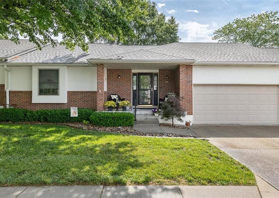 1st image of 2304 SW Richwood Cir