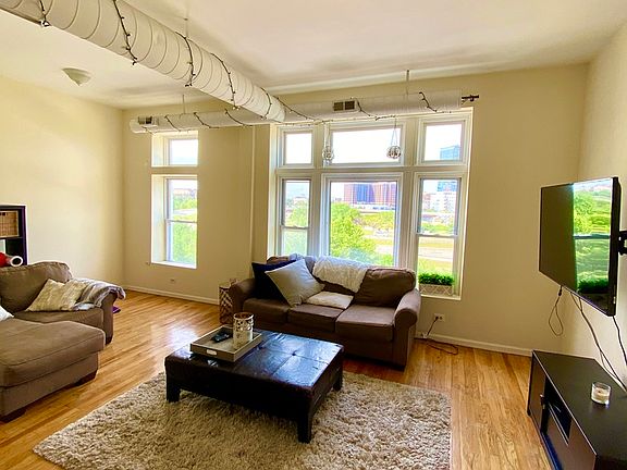 2nd image of 1039 W Grand Ave #4