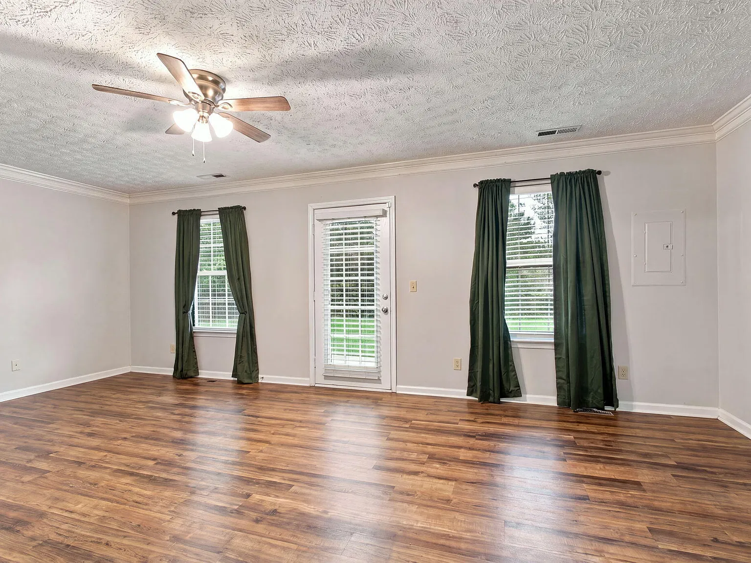 2 bed, 1.5 bath, 1359 sqft, $1,600 — Photo 4