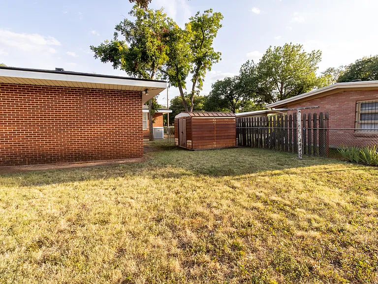 2400 Hampstead Ln — Photo 33