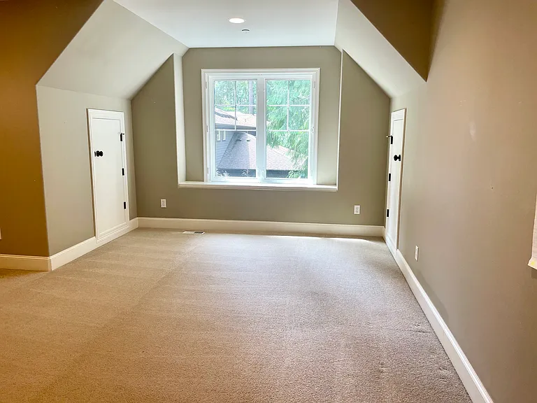 Huge bonus room