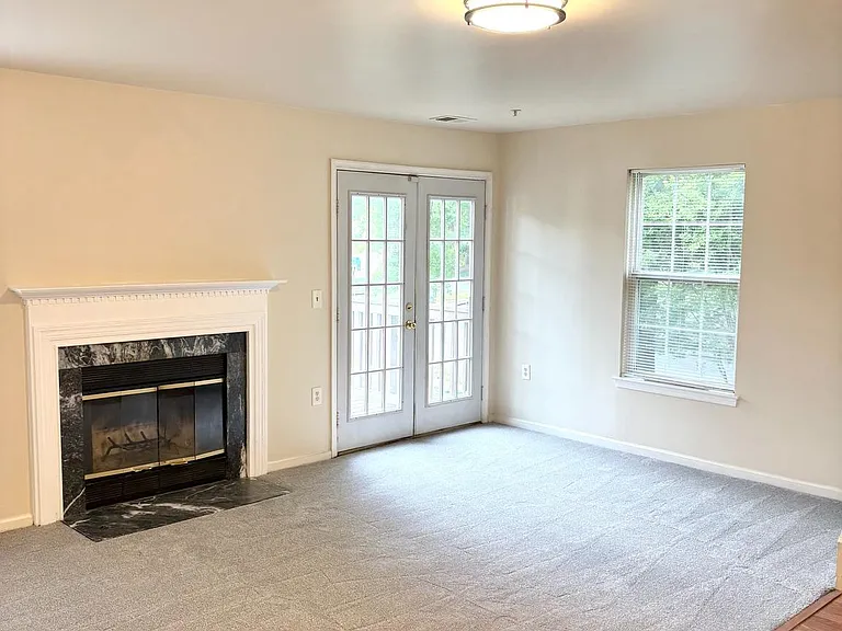 1003 Simsbury Ct — Photo 4