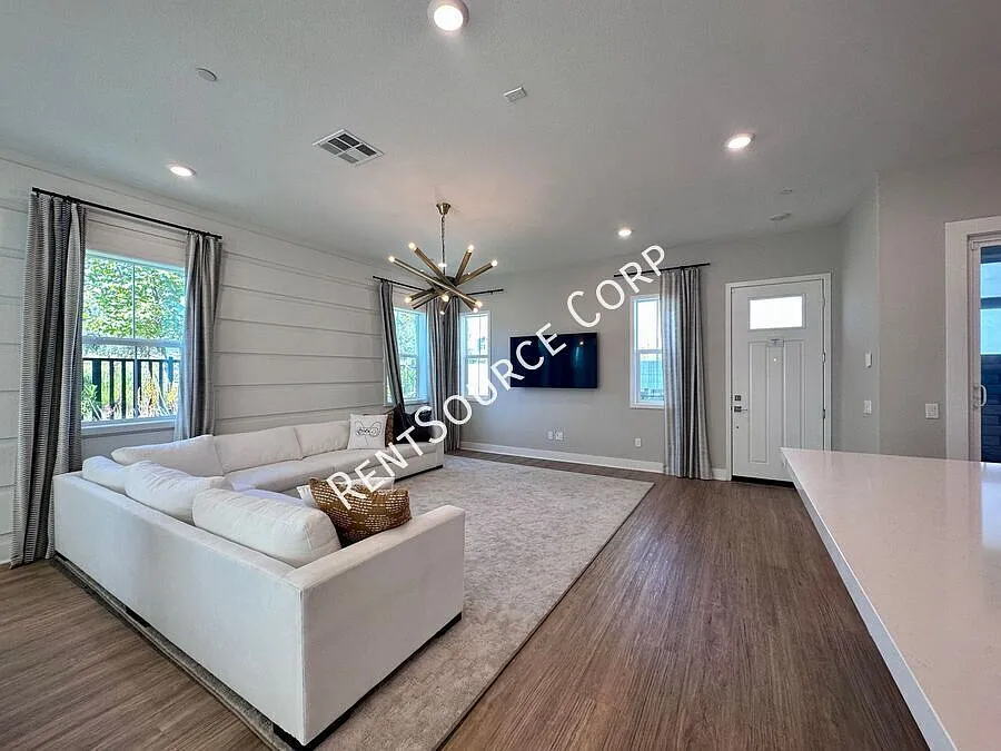3 bedroom (2 beds with ensuite baths) w/ Solar for Lease in Valencia — Photo 3