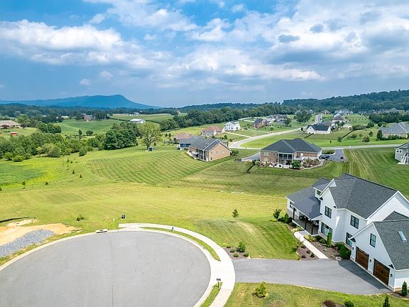3rd image of Claybrook Ct