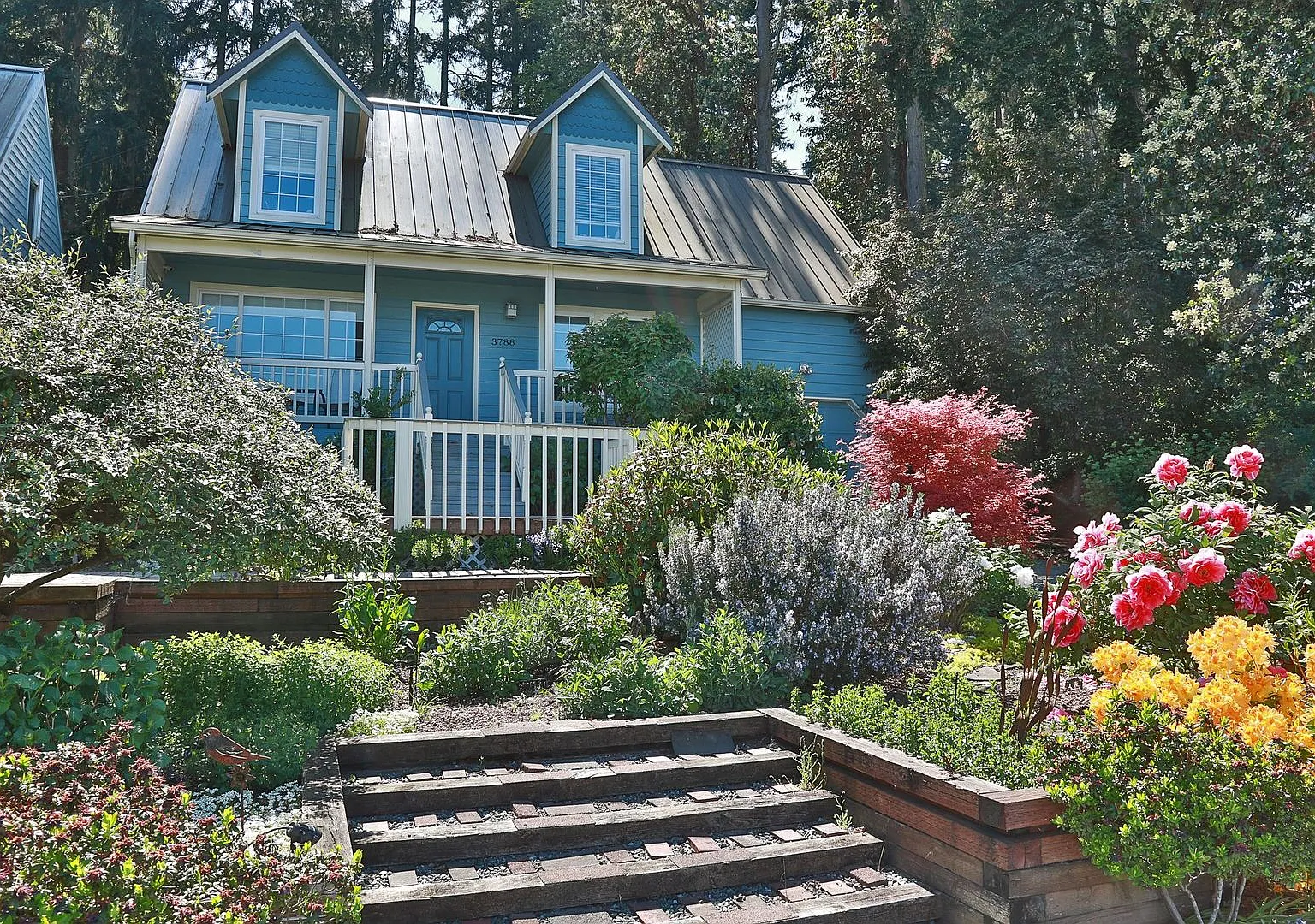 Stunning View With This Cape Cod Cottage In Langley! — Photo 3