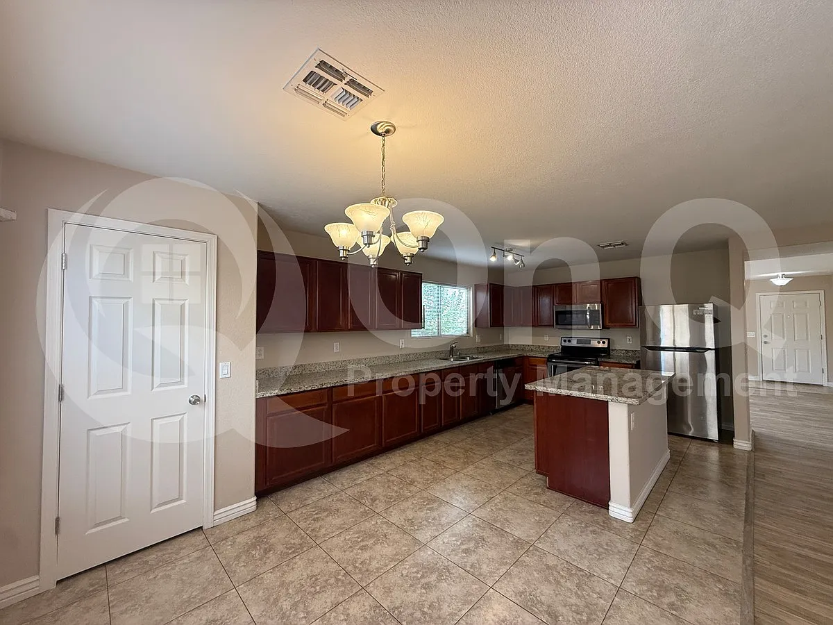4 bed, 2.5 bath, 2341 sqft, $2,595 — Photo 3
