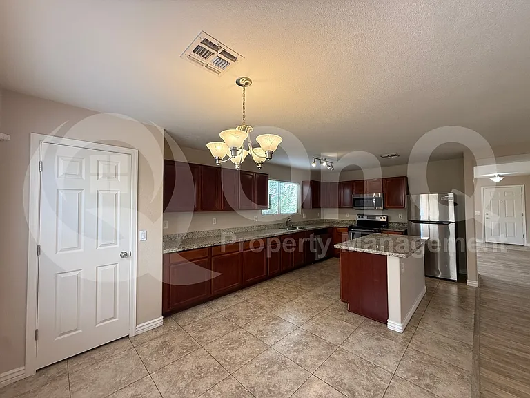 422 W Redwood Dr — Photo 3