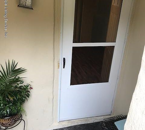 5th image of 127 Sharrott Ave