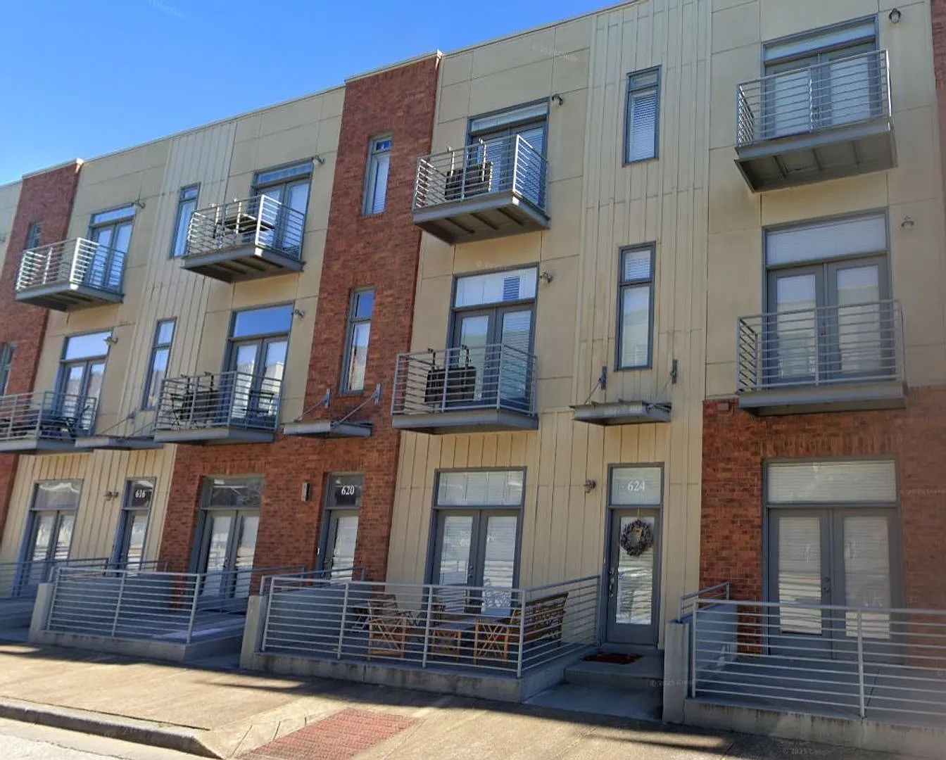 Downtown 3 Br/ 3.5 Ba Condo W/ Double Garage! — Photo 1