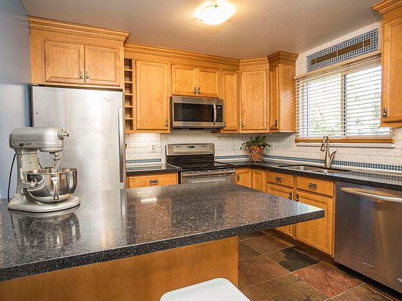 2nd image of 12101 Schmidt Cres #1