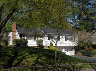 124 Robin Ln, Fairfield, CT 06824