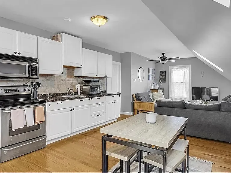 2 bed, 935 sqft, $2,750 — Photo 2