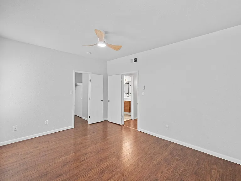 1509 W 39th 1/2 St #108 — Photo 14