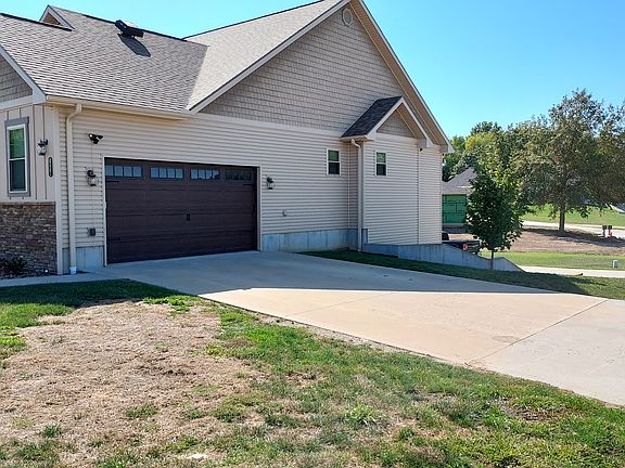 Right side of house w/2 car garage