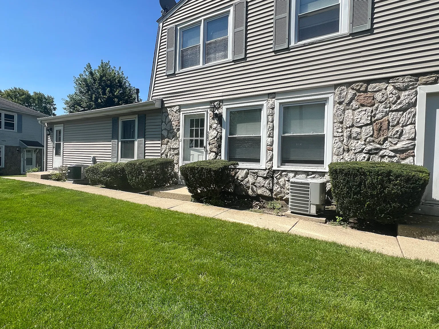 2 bed, 1.5 bath, 1012 sqft, $2,050 — Photo 1