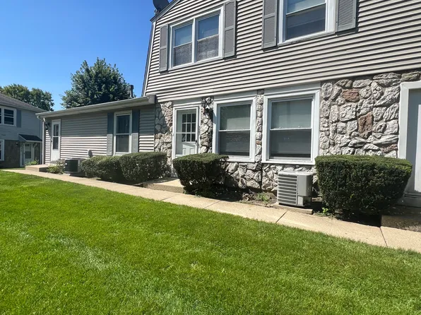 323 Meadow Ct, Vernon Hills, IL 60061