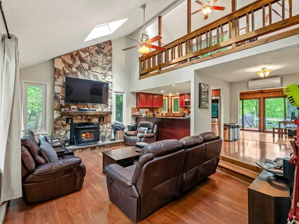 108 Bayberry Ct, East Stroudsburg, PA 18301