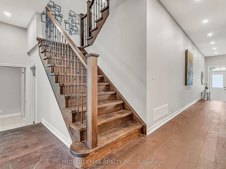 40 Britannia Ave E — Photo 4