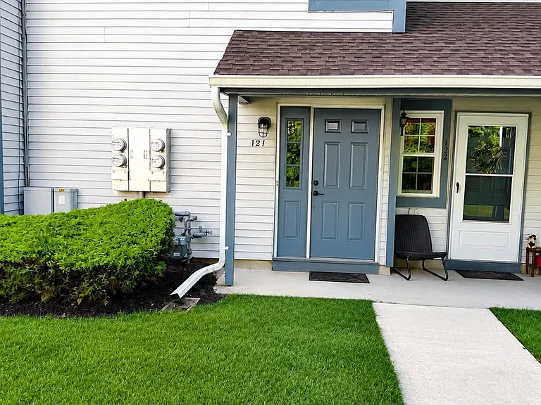 121 Andover Pl — Photo 1