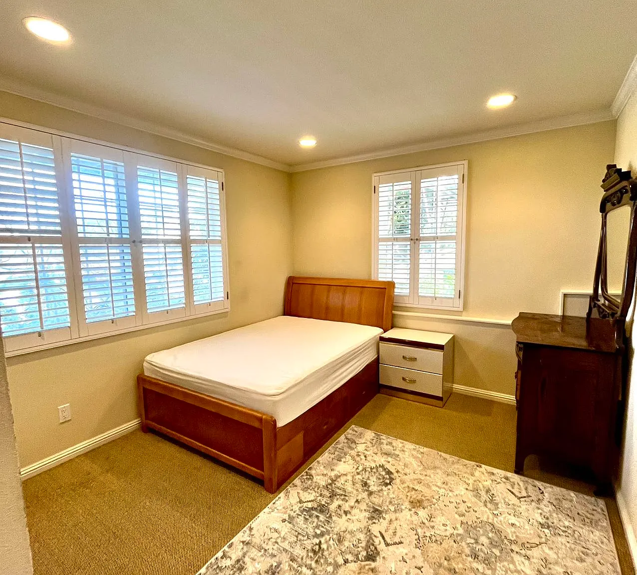 1 bed, 2000 sqft, $1,200 — Photo 1