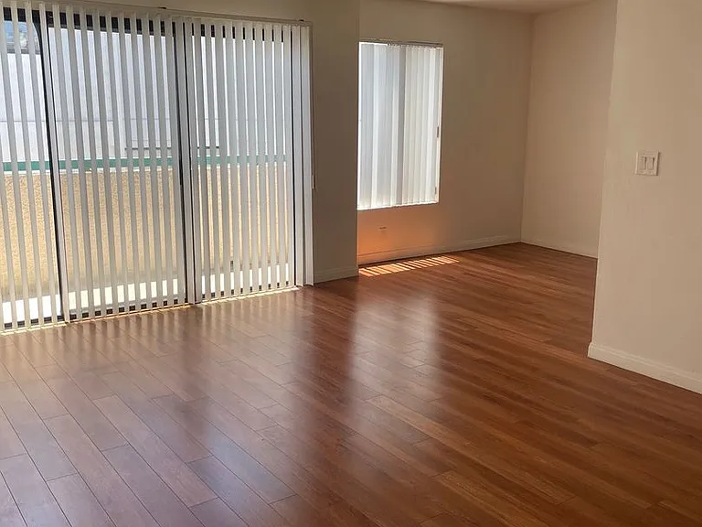 647 N Hayworth Ave — Photo 3