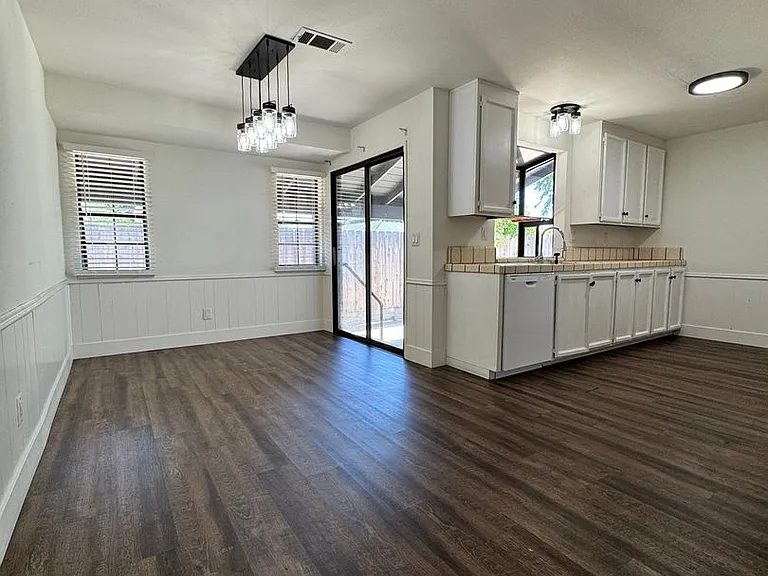 1605 Sutter Ln — Photo 8