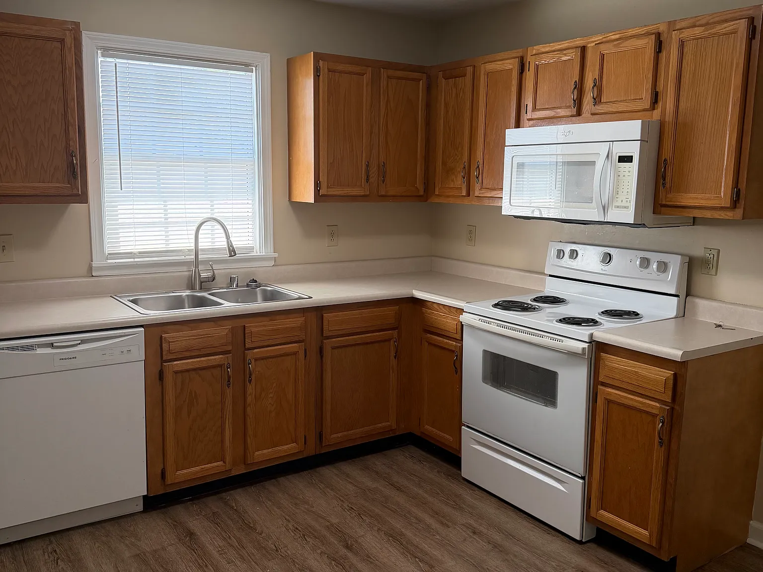 2 bed, 1.5 bath, 1050 sqft, $925 — Photo 2