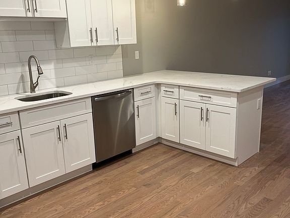 2nd image of 400 Oak St #2B