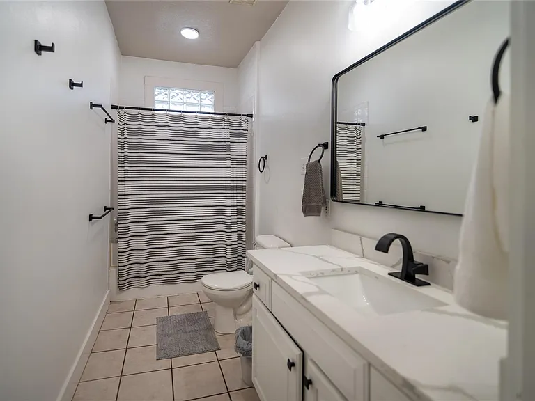 606 W Drew St #B — Photo 9
