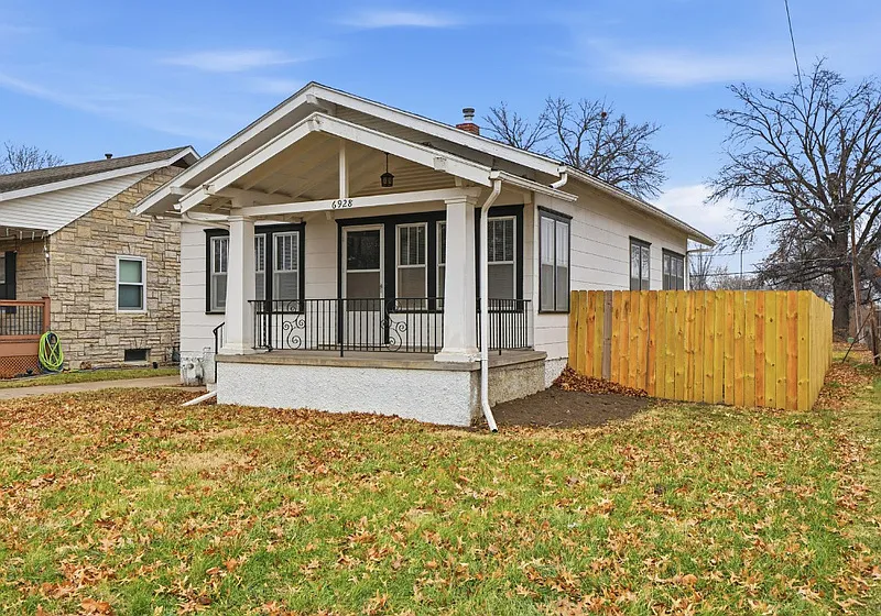 4 bed, 2.0 bath, 888 sqft, $1,799 — Photo 2