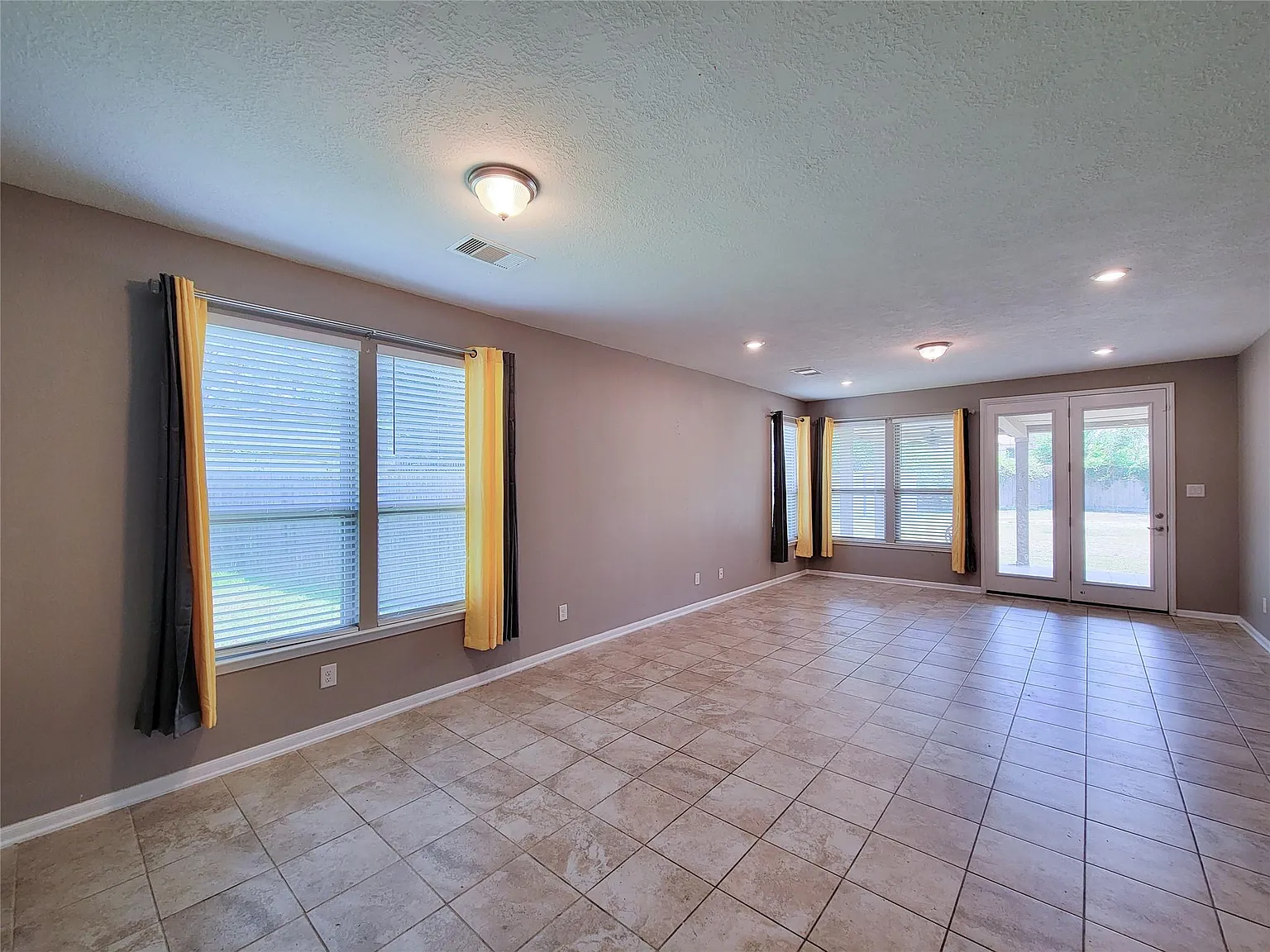 4 bed, 2.0 bath, 1980 sqft, $2,250 — Photo 2